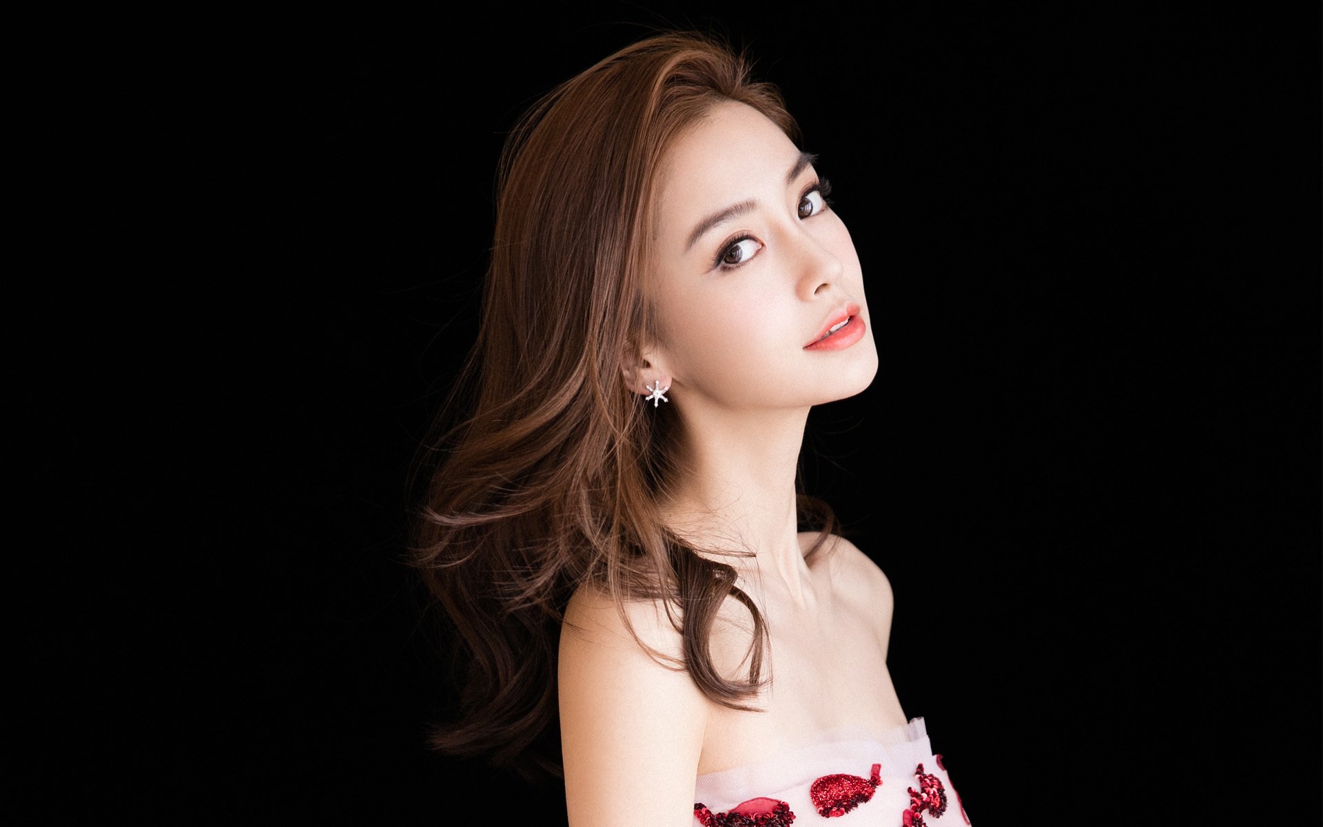 JIU YOU GAME-乌拉圭女篮在南美锦标赛中耀眼发光，迈步新纪元，乌拉圭美女球迷