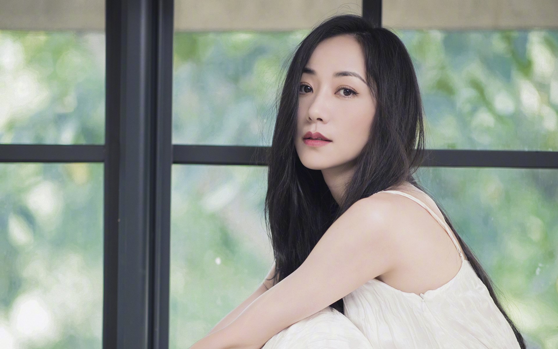 九游(jiuyou)官方网站-简：凭借敏捷的移动和精准的传球，快速助攻全黑队进攻