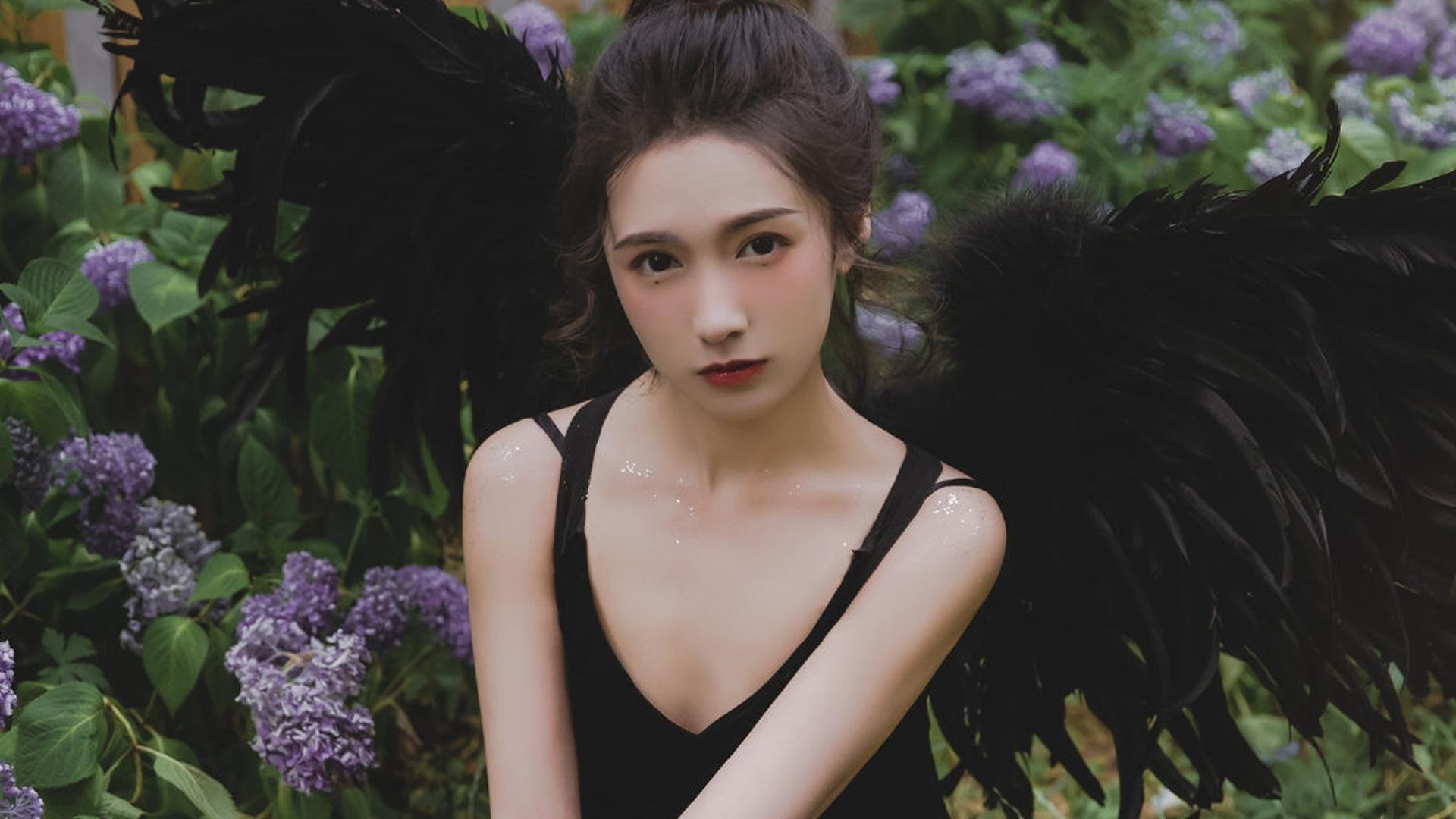 简:凭借敏捷的移动和精准的传球,快速助攻全黑队进攻