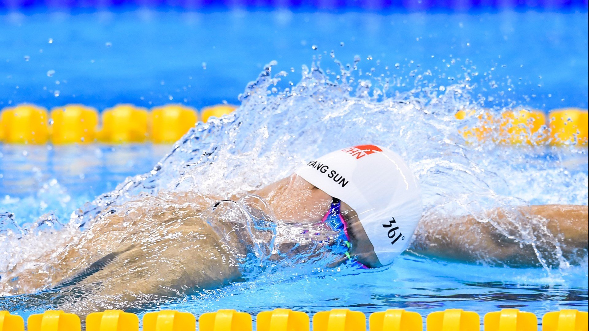 《青年电竞明星：未来之星大放异彩》，电竞年轻人